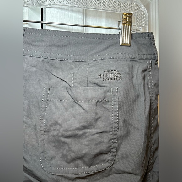 The North Face - Women’s Hiking Outdoor Dark Charcoal Gray Cargo Shorts in Size8 - Picture 10 of 10